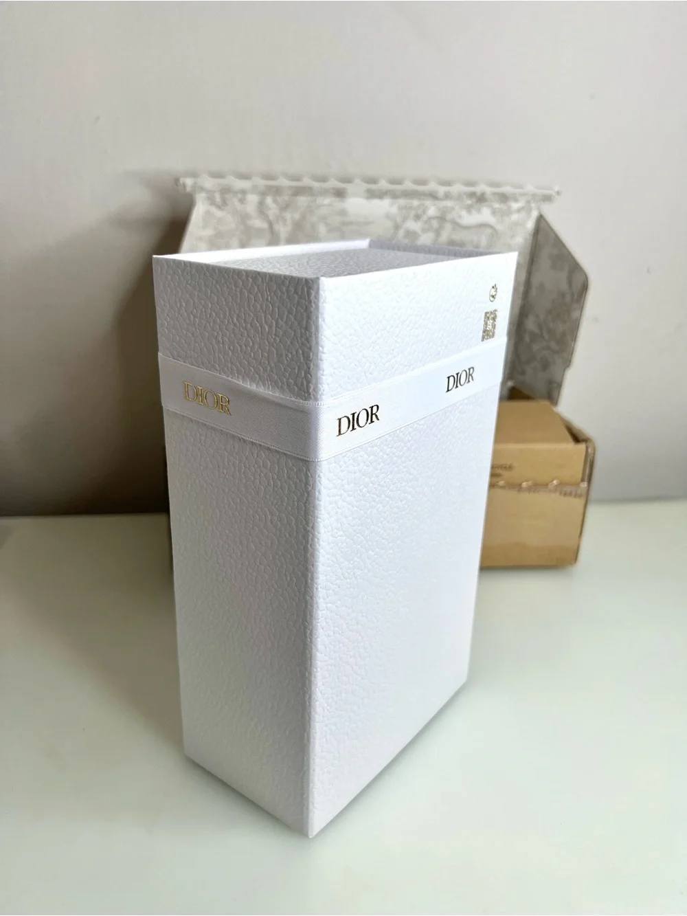 ✨Dior white gift box with ribbon and tissue✨